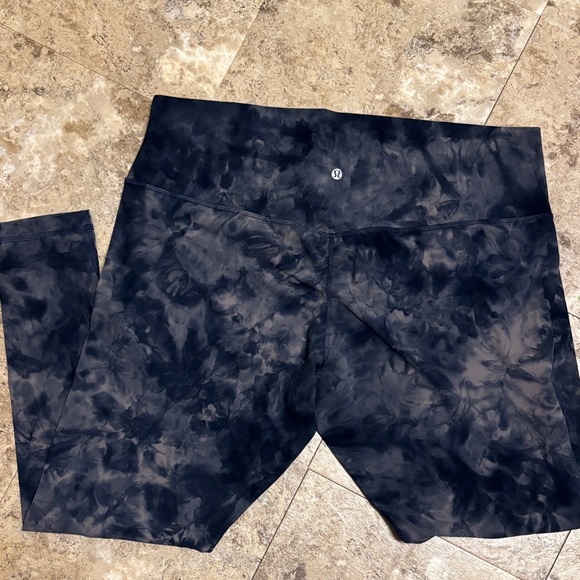 Women’s lululemon Navy Tie-Dye Leggings- size 20 - Picture 3 of 7